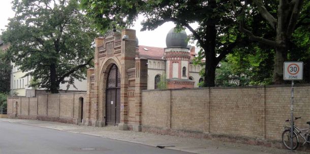 Der Fall weckt Erinnerungen an das Jahr 2019. Damals hatte ein 27-jähriger Rechtsextremist einen Anschlagsversuch auf die hallesche Synagoge unternommen.