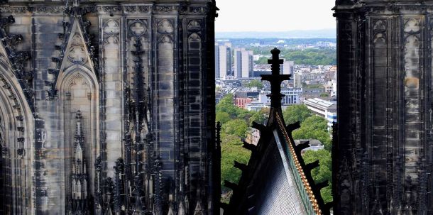 Das Erzbistum Köln hatte Ende vergangener Woche erklärt, das von ihm selbst in Auftrag gegebene Gutachten einer Münchener Anwaltskanzlei aufgrund von Mängeln nicht veröffentlichen zu wollen.