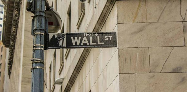 Investoren, Ökonomen und Zentralbanker treibt die Befürchtung um, die extremistische Antihandelspolitik könnte Rezession, Inflation oder gar eine Weltwirtschaftskrise auslösen. Und da an den Börsen die Zukunft gehandelt wird, schlagen sich solche Annahmen schnell in fallenden Aktienkursen nieder.