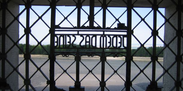 Schriftzug im Tor des KZ Buchenwald