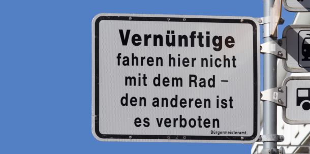 Alle Spielplätze in Berlin sollen offen bleiben. Warum sind denn Schulen und Kitas geschlossen worden?
