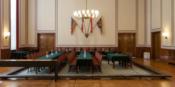 Einsames, stilles Erinnern und Gedenken? An einem Tag, an dem man gemeinsam die Toten und die Überlebenden ehren und mahnen möchte. Und, ja, auch feiern - den Tag, an dem 1945 die deutsch-faschistische Wehrmachtsgeneralität in Berlin-Karlshorst die Kapitulationsurkunde unterzeichnen musste.