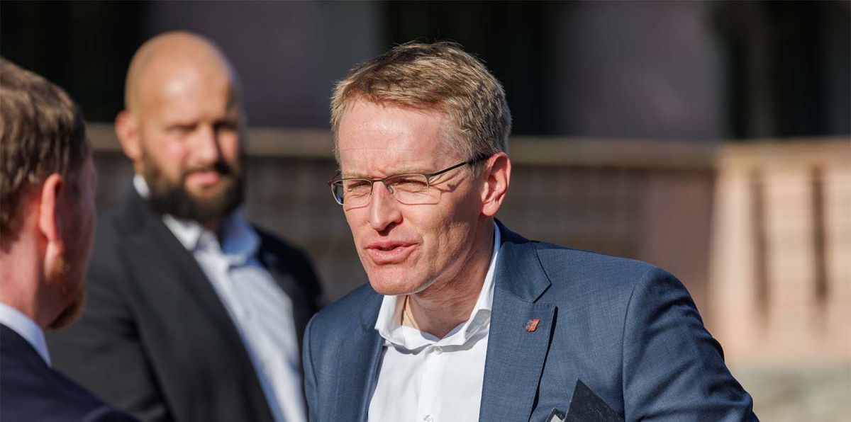"Wir haben doch ein großes Problem, wenn in einem Rechtsstaat Verfassung und Gesetze nicht konsequent angewendet werden." ~ Daniel Günther (CDU, Ministerpräsident Schleswig-Holstein)