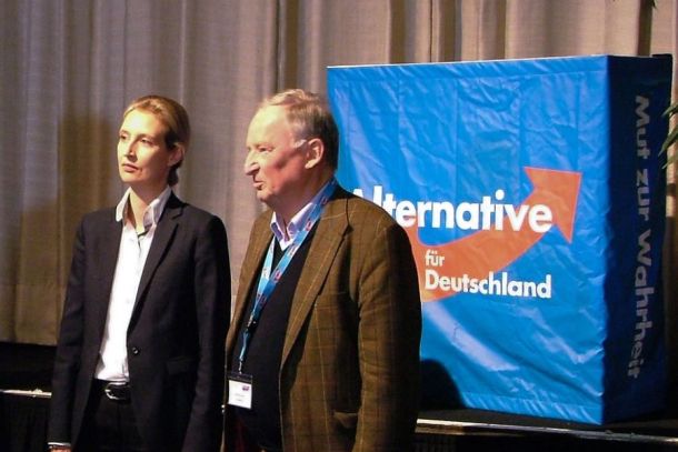 Die Parteiführung der AfD scheint die Einstellungen ihrer Anhänger zunehmend programmatisch adaptiert und personell nachvollzogen zu haben.