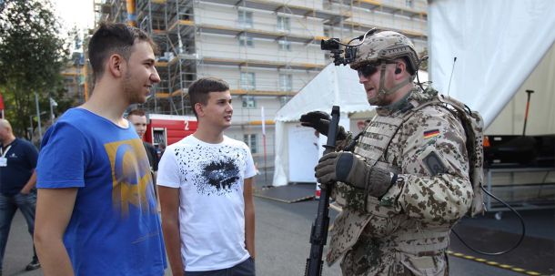 Im Grundsatz spricht vieles dafür, die Truppe für Ausländer zu öffnen. Man sollte das aber auf Angehörige anderer EU- und Nato-Staaten beschränken.