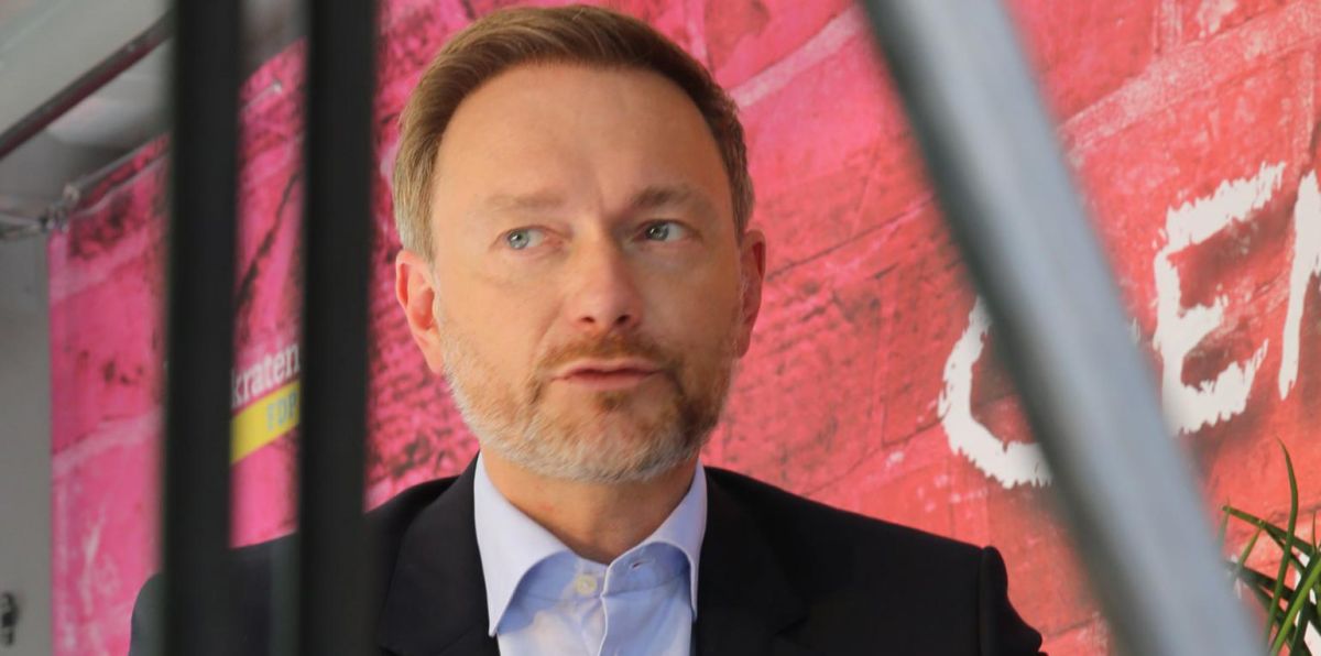"Christian Lindner hat die FDP ganz systematisch zu einer Ein-Mann-Partei umgebaut. Alle schauen auf ihn, und wenn er es nicht hinkriegt, dann steht die FDP ohne Hemd und Hose da", sagte der FDP-Politiker und langjährige Fraktionschef in Nordrhein-Westfalen, Gerhard Papke