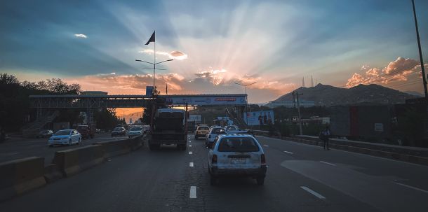 Die Afghan*innen sollen ein Staatskonstrukt verteidigen, das ihnen die westlichen Staaten mit reichlich finanzieller Unterstützung schmackhaft gemacht haben, das aber nicht im Land und aus den Bedürfnissen der Bürger*innen selbst entstanden ist.