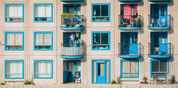 Es fehlt an Maßnahmen, damit Bauen wieder attraktiver wird. Dabei gäbe es genug Möglichkeiten - etwa durch eine Senkung der Grunderwerbssteuer oder erleichterte Ausbauoptionen in Dachgeschossen.