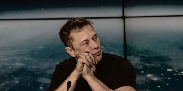 Musk gibt den Positionen des Rechtspopulisten auf der unter ihm zum rechtsextremen Sudelbecken verkommenen X-Plattform (früher Twitter) eine Bühne, die mit Geld nicht zu bezahlen ist.