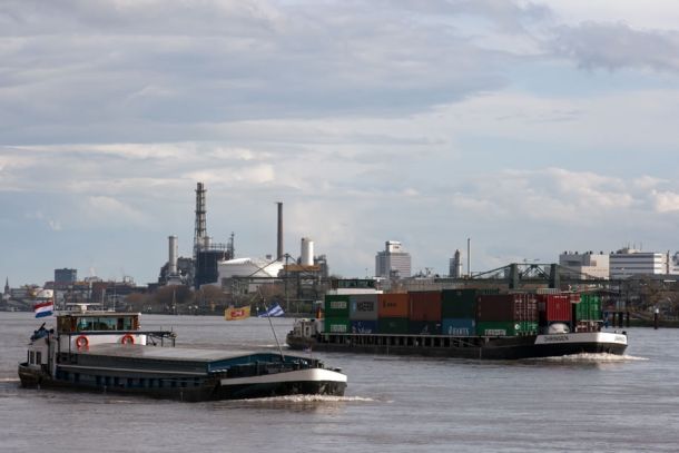 Die deutsche Wirtschaft ist auf Importe von Rohstoffen angewiesen, die unter anderem über den Rhein transportiert werden. Die fallenden Preise haben den Leistungsbilanzüberschuss wachsen lassen.