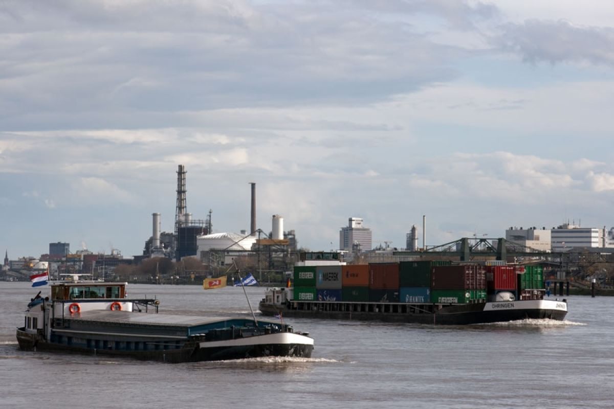 Die deutsche Wirtschaft ist auf Importe von Rohstoffen angewiesen, die unter anderem über den Rhein transportiert werden. Die fallenden Preise haben den Leistungsbilanzüberschuss wachsen lassen.