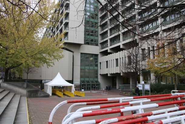 Justizgebäude München (Absperrung und Wartezone, aufgebaut für den NSU-Prozess)