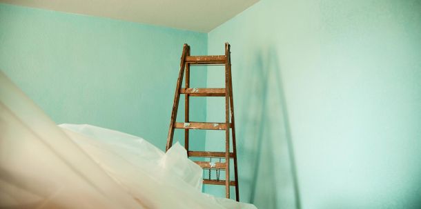 Nun ist es sehr schwierig, individuelle Lebensentscheidungen Tausender junger Menschen zu verändern, sie weg von den überfüllten Universitäten ins aufnahmebereite Handwerk zu lenken.