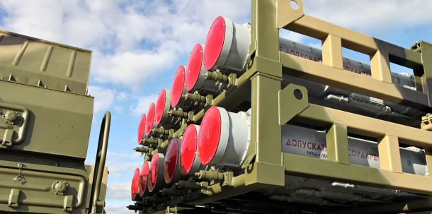 Startbehälter von russischen 9M96D-Lenkflugkörpern