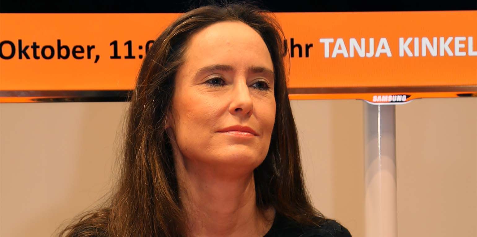 "Die inzwischen als gesichert rechtsextrem bezeichnete Alternative für Deutschland (AfD) wird in Teilen unseres Landes von bis zu 40 Prozent der Menschen unterstützt. Das bedeutet, dass für diese Menschen demokratische Prozesse offenbar keine Lösungen mehr bereitstellen. Das ist eine sehr gefährliche Entwicklung", sagte Kinkel