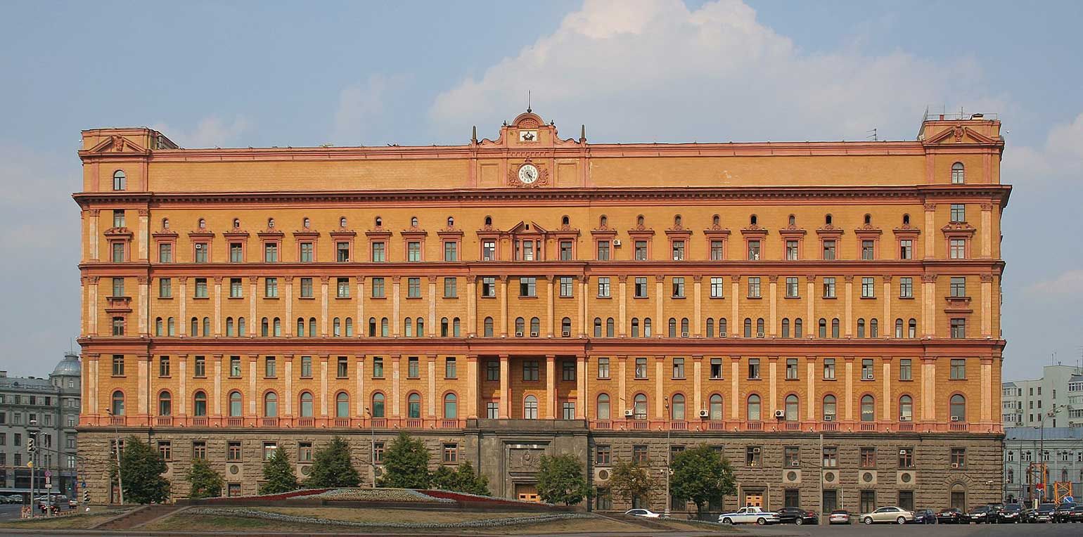 Auch das Spiel russischer Stellen mit der Identität des in Berlin verhafteten Mordverdächtigen, der mal gesucht, mal unbestraft freigelassen wurde, trug zu den Spekulationen über eine Tat im Staatsauftrag bei.