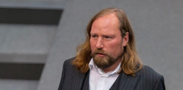 Bei den Grünen zum Beispiel war wochenlang nur Anton Hofreiter aufgefallen, der der abwägenden Haltung des Bundeskanzlers und der Ampel-Regierung auf allen Kanälen eine Art innerkoalitonäre und innerparteiliche Opposition entgegensetzte: mehr Waffen, schwerere Waffen, und zwar schnell. Da musste selbst die Union als größte "echte" Oppositionsfraktion sich anstrengen mitzuhalten.