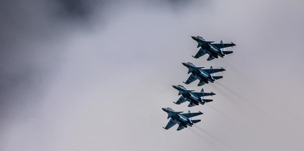 Putin kann sie einmarschieren lassen, muss aber nicht. Denn je länger die Drohkulisse aufrecht erhalten wird, desto eher kann er auf Risse im Westen hoffen.