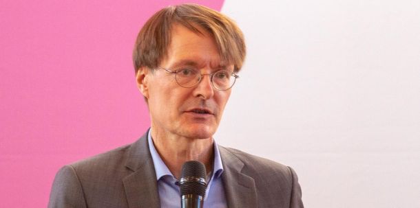Gesundheitsminister Karl Lauterbach, eigentlich zum Team Vorsicht gehörend, muss dieses Dilemma ausbaden. Auf der einen Seite warnt er inständig vor einer neuen Welle - auf der anderen Seite muss er die maßgeblich von der FDP geschriebene Änderung des Infektionsschutzgesetzes mittragen.