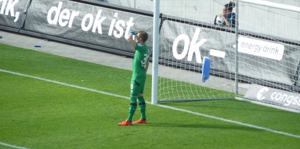Mit dem skurrilen Spektakel der Geisterspiele nutzt der Fußball seine marktbeherrschende Stellung konsequent aus.