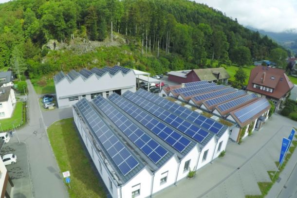 Vogelperspektive auf das Firmengelände des Familienunternehmen Sladek in Schönau.