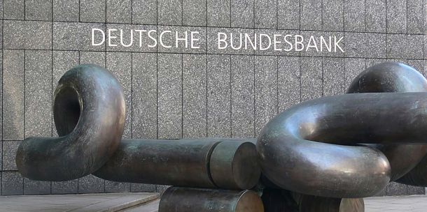 Es ist höchste Zeit. Die EZB strich in der vergangenen Woche in ihrem Finanzstabilitätsbericht sogar mehr oder minder deutlich die Bundesrepublik als einziges Land der Eurozone heraus, das dem Boom bei den Wohnimmobilienpreisen noch nicht mit makroprudenziellen Aufsichtsinstrumenten zu Leibe gerückt ist.