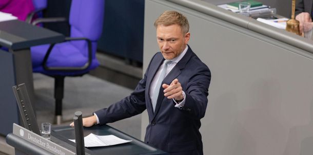 Verbände prangern zu Recht an, dass SPD, Grüne und FDP etwa in Bezug auf den Kindersofortzuschlag zu knauserig sind. Die Einmalzahlung an Empfänger von Sozialleistungen ist ebenfalls nur ein Tropfen auf den heißen Stein.