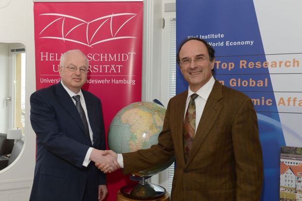 HSU-Präsident Prof. Dr. Wilfried Seidel (links) und IfW-Präsident Prof. Dennis J. Snower, Ph. D.