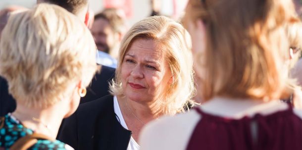 Innenministerin Nancy Faeser (SPD) hat einen Vier-Punkte-Plan präsentiert. Der Kern: Die Asylentscheidungen für Syrien werden überprüft, sobald klar ist, wie stabil die Lage in dem Staat ist.