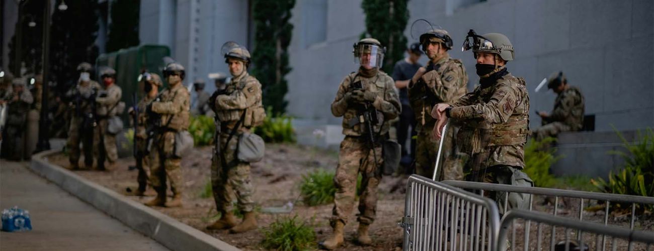 US-Präsident Donald Trump, der gerade mit vielen selbst verschuldeten Herausforderungen zu kämpfen hat, will offensichtlich drastische Bilder erzeugen, um eine politische Position durchzusetzen und von Fehlentscheidungen abzulenken.