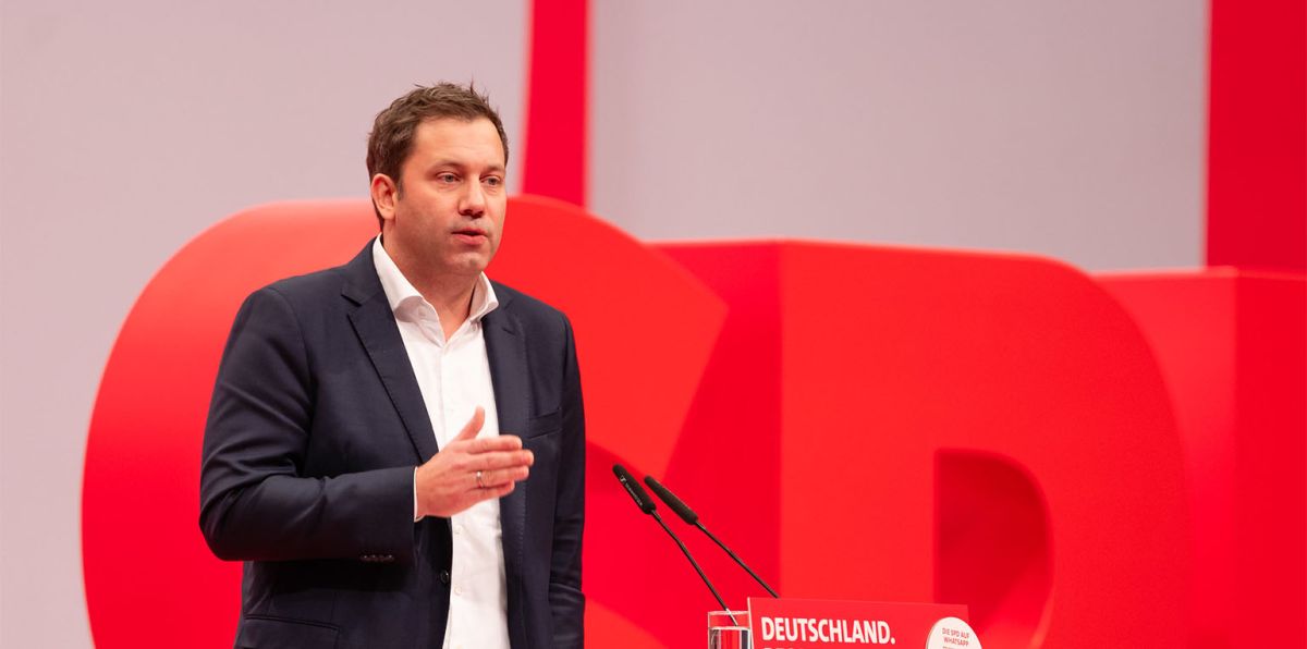 Dreieinhalb Jahre später perlt die dramatische Niederlage der SPD von ihm ab wie der Regen an einer frisch polierten Autoscheibe. Klingbeil hat als Parteichef seit Ende 2021 seinen Machtbereich abgesichert.