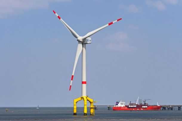 Windrad im Wattenmeer