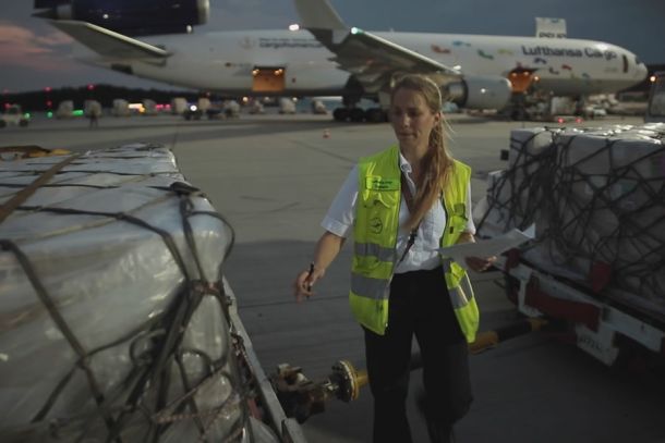 Ist alles flugtauglich verpackt? Ramp-Agentin Maren checkt jede Palette, bevor sie in die Luft geht.