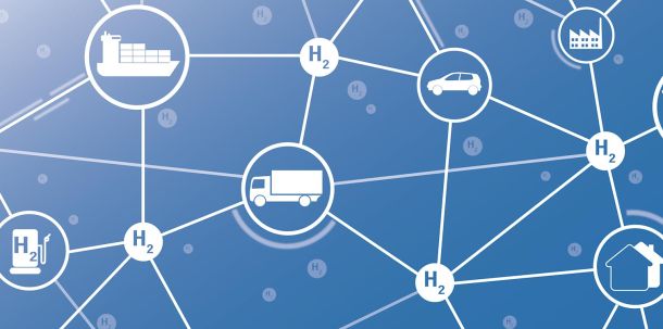 Der Brüs­se­ler Ent­wurf ist mit hei­ßer, außen­po­li­ti­scher Nadel gestrickt. So bleibt unklar, woher im künf­ti­gen Ener­gie­sys­tem die gewünsch­ten grö­ße­ren Men­gen grü­ner Was­ser­stoff impor­tiert und wie sie in der EU dann wei­ter­trans­po­tiert wer­den sol­len.