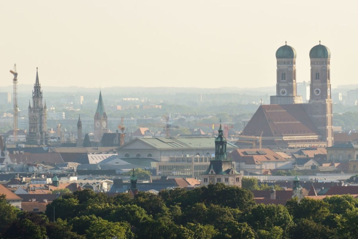 München gehört bundesweit zu den teuersten Städten. Kaufkraftbereinigt liegt die Armutsschwelle hier 37 Prozent höher als im günstigsten Kreis in Deutschland.