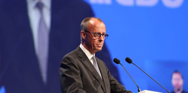 Klar ist, wer von Merz' Straucheln profitiert: die AfD. Die extrem rechte Partei jubilierte, als Merz im ersten Wahlgang durchgefallen war.