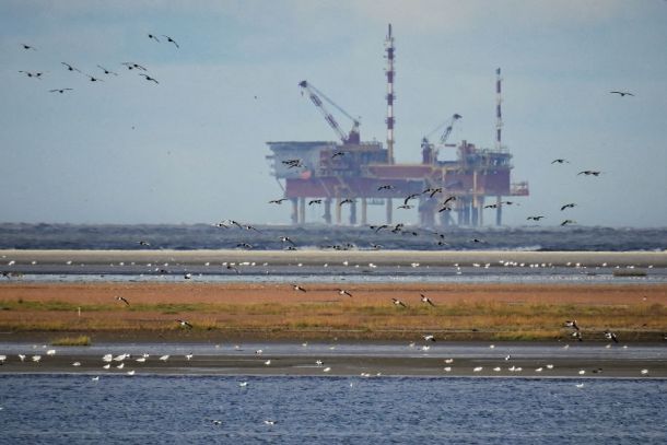 Sieben von acht kirchlichen Banken schließen Investitionen in Erdöl und Kohle nicht konsequent aus.