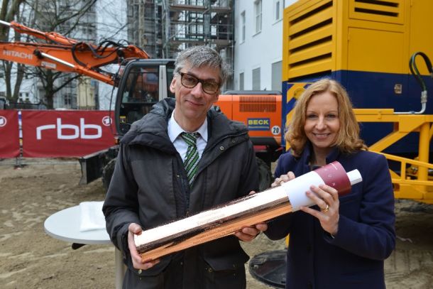 rbb-Intendantin Patricia Schlesinger und Staatssekretär Stefan Tidow von Senatsverwaltung für Umwelt, Verkehr und Klimaschutz mit Zeitkapsel