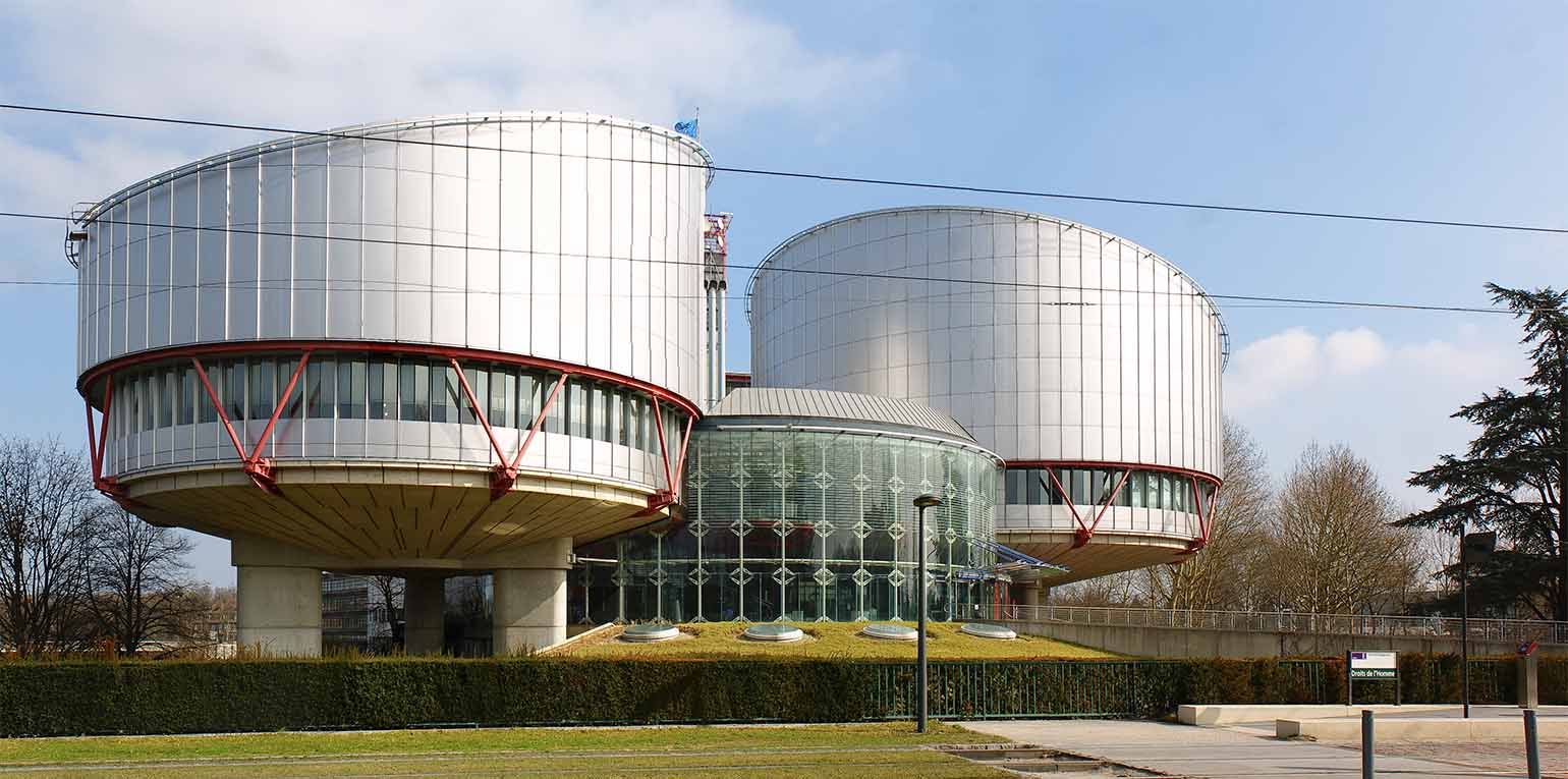 Der Europäische Gerichtshof für Menschenrechte (EGMR) wurde 1959 in Straßburg von den Mitgliedstaaten des Europarats errichtet, um die Einhaltung der Europäischen Menschenrechtskonvention sicherzustellen. 