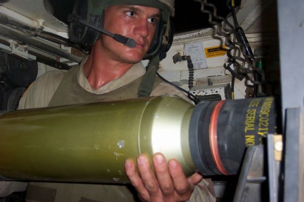 Ladeschütze eines M1 Abrams mit Munition