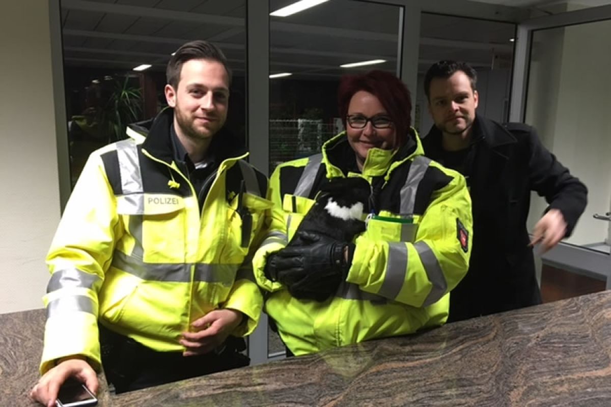 Christian Müller-Henke, Nicole Polauke (mit Häschen) und Jurastudent Enrico Zienke
