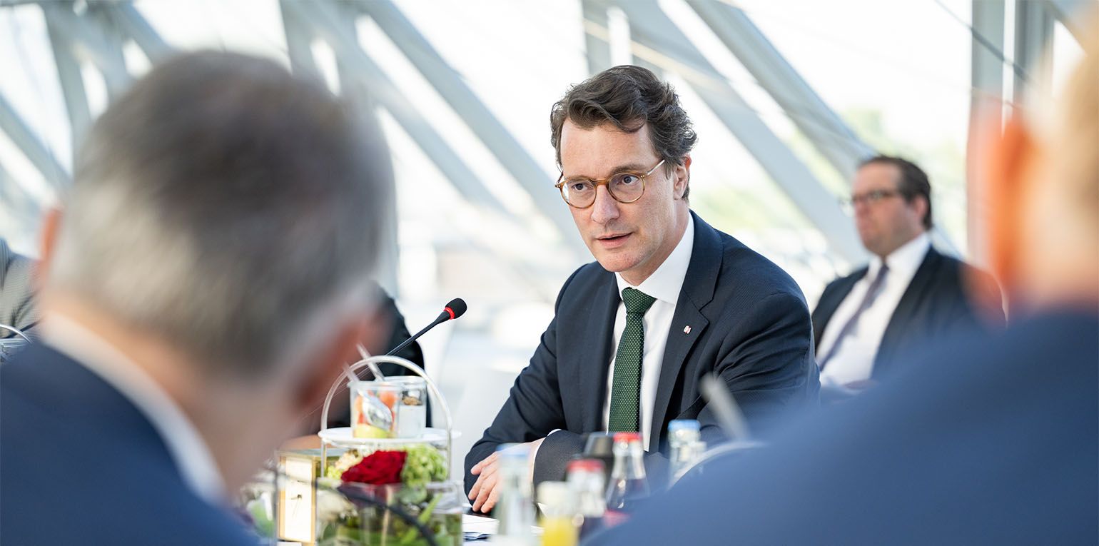 Wüst hat sich sein Ansehen mit einer Haltung des Ausgleichs und des Respekts auch vor dem politischen Wettbewerber erarbeitet. Wo andere Unionspolitiker - nicht nur CSU-Chef Markus Söder, sondern auch der sächsische Ministerpräsident Michael Kretschmer - ihr Heil in der Herabsetzung der Grünen gesucht haben oder noch suchen, kommt von Wüst kein böses Wort über diese Partei, mit der er koaliert und deren konstruktives Verhalten er lobt. 