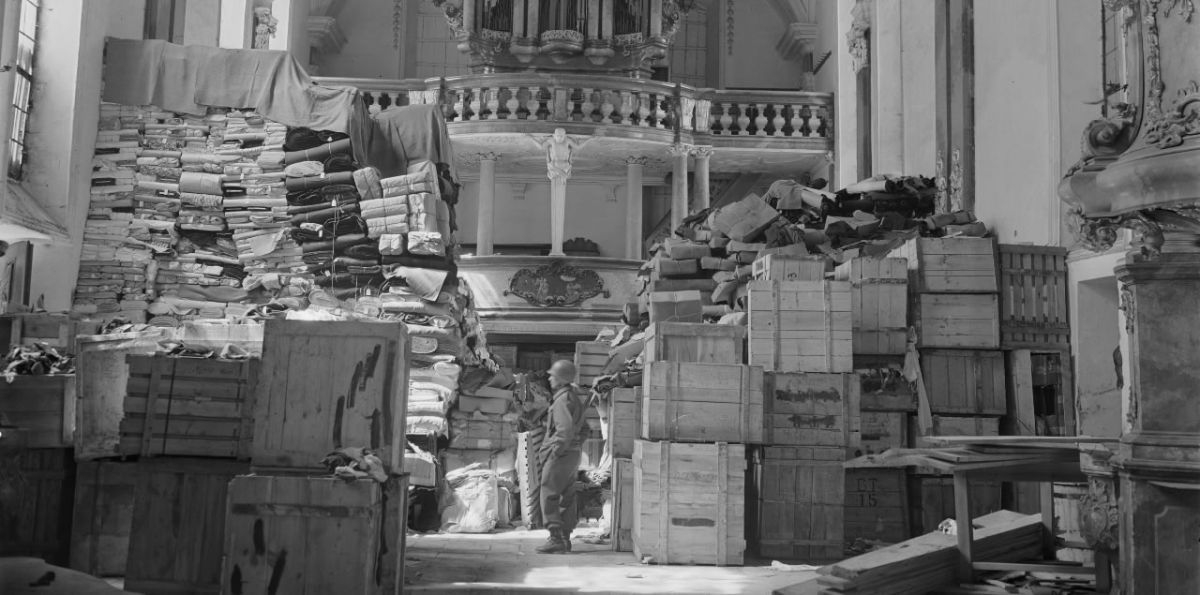 Ein amerikanischer Soldat mit gelagertem deutschen Raubgut (1945).