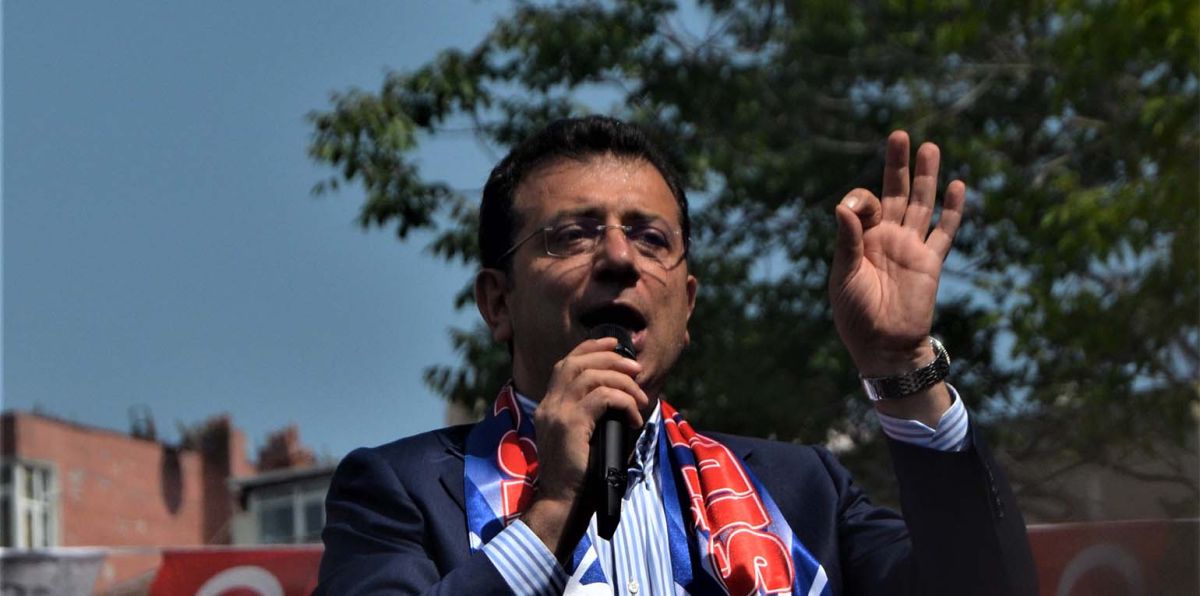 An diesem Sonntag sollte Imamoglu offiziell zum Präsidentschaftskandidaten der CHP gekrönt werden. Das Vorgehen zeigt die Handschrift willfähriger, regierungstreuer Behörden zu Diensten Erdogans, der mit einer Wiederwahl 2028 liebäugelt, dafür aber die Verfassung ändern müsste.