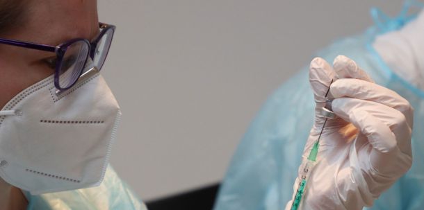 Angesichts der weitgehenden Normalität nach über zwei Jahren Corona-Frust wirkt es wie aus der Zeit gefallen, wenn der Bundestag in dieser Woche über eine Impfpflicht entscheiden wird. Die Aussagen aus dem Wahlkampf nahezu aller Parteien - außer der AfD natürlich -, sich für eine Impfpflicht einzusetzen, sind nahezu vergessen und verraucht.