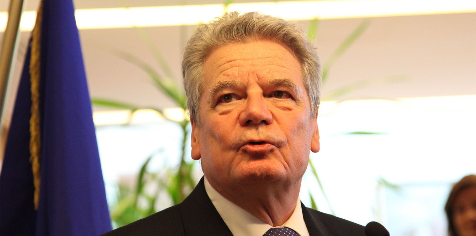 Gefragt nach der künftigen Rolle Deutschlands und Europas fand Gauck deutliche Worte: "Was mich besorgt, ist nicht allein die militärische Schwäche, sondern die mentale: Dass wir nicht ausreichend vorbereitet sind - nicht nur technisch, sondern emotional, moralisch, politisch.