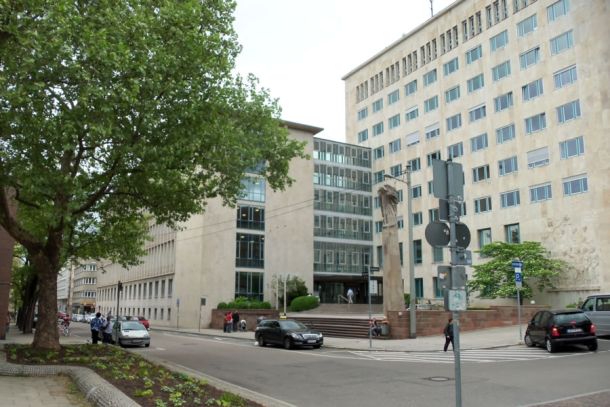 Landgericht Stuttgart Eingang Urbanstraße, gegenüber Württembergischer Landesbibliothek