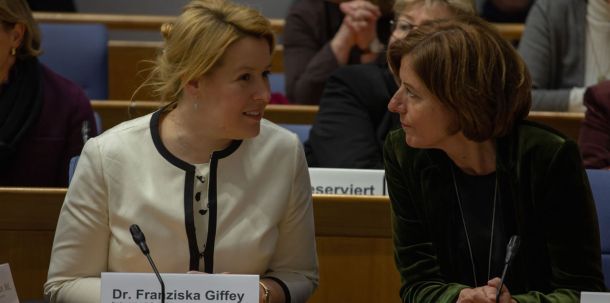 Franziska Giffey bei einer Veranstaltung im Plenarsaal des rheinland-pfälzischen Landtags.