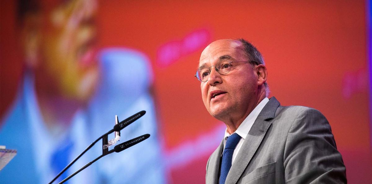 In der vorgezogenen Bundestagswahl sieht Gysi ein mögliches Hemmnis für seine Partei. "Der frühe Neuwahltermin könnte sich für uns als Nachteil erweisen", sagte Gysi.