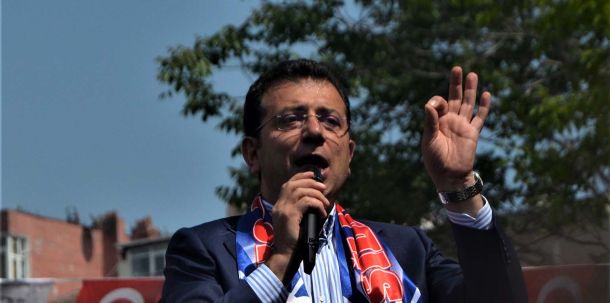 An diesem Sonntag sollte Imamoglu offiziell zum Präsidentschaftskandidaten der CHP gekrönt werden. Das Vorgehen zeigt die Handschrift willfähriger, regierungstreuer Behörden zu Diensten Erdogans, der mit einer Wiederwahl 2028 liebäugelt, dafür aber die Verfassung ändern müsste.